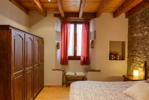 1 dormitorio con cama y ventana en Habitación en casa rural en Bas