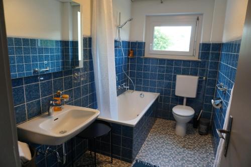 Ένα μπάνιο στο WOHNUNG ERDGESCHOSS mit 3 Schlafzimmer in ruhiger Gegend