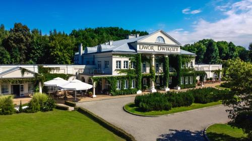 Taman di luar Dwór Dwikozy