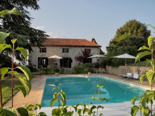 une piscine devant une maison dans l'établissement La Bastide Portoly Gîte 