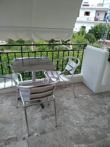 a table and two chairs sitting on a balcony at ΠΕΝΝΥ ΚΑΝΤΙΑ 1ος Ν 2 in Kandia
