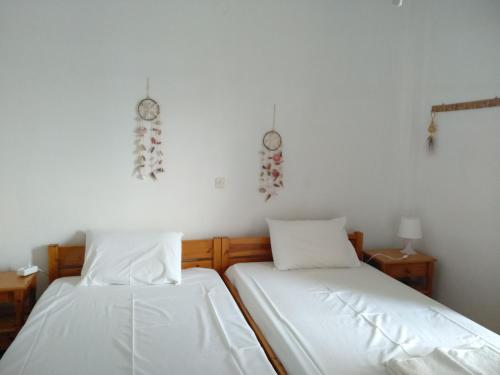 two beds sitting next to each other in a room at ΠΕΝΝΥ ΚΑΝΤΙΑ 1ος Ν 2 in Kandia