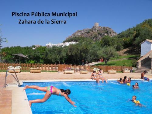 un groupe de personnes dans une piscine dans l'établissement Casa Rural Plaza Zahara Buenas Vistas, à Zahara de la Sierra