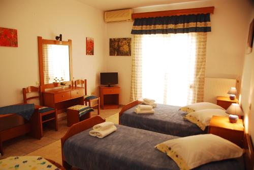 Un pat sau paturi într-o cameră la Saonisos