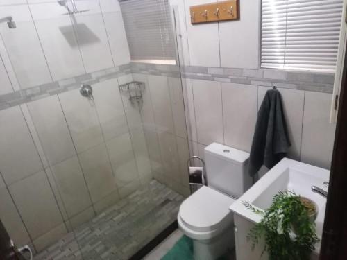 La salle de bains est pourvue d'une douche, de toilettes et d'un lavabo. dans l'établissement Villa Mia 15, à St Lucia