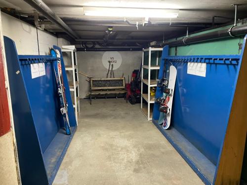 a garage with a room with skis in it at Super central - appartement 2,5pcs à Leukerbad in Leukerbad