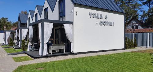 a white building with a sign that reads vale i boutique at Villa6 I Domki Pobierowo in Pobierowo