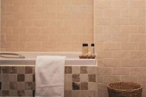 bagno con vasca e asciugamano di Old Ship Inn Hackney a Londra