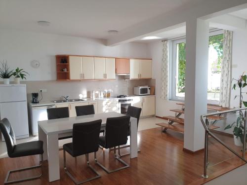 Abelia, two terraces, hot tub, free parking