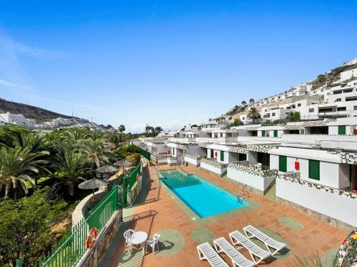 einen Luftblick auf ein Resort mit einem Pool in der Unterkunft Parque Raquel in Puerto Rico de Gran Canaria