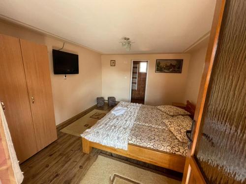 En eller flere senge i et værelse på Casa Marinca