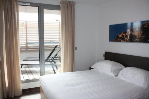 Ένα ή περισσότερα κρεβάτια σε δωμάτιο στο Royal Antibes - Luxury Hotel, Résidence, Beach & Spa