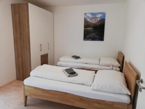 duas camas num quarto com uma fotografia na parede em Ferienbungalows Vital em Lanzenkirchen