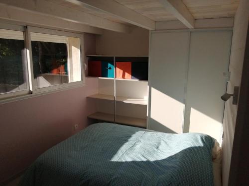 Habitación pequeña con cama y ventana en Maison à la campagne, en Lyaud