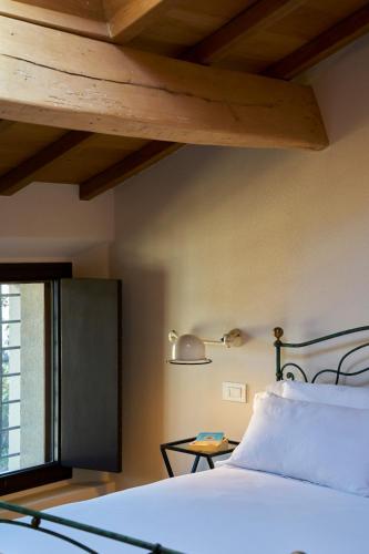 a bedroom with a bed and a window at Casa Gugù in Ravenna