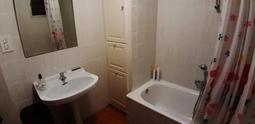 bagno con lavandino, servizi igienici e specchio di Casa Trinquete a Villalonga