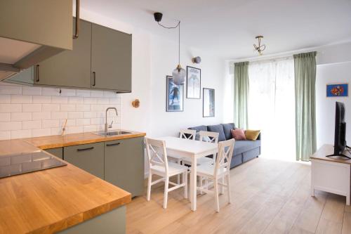 eine Küche und ein Wohnzimmer mit einem Tisch und Stühlen in der Unterkunft Firpo: Cozy double room city centre apartment in Vis