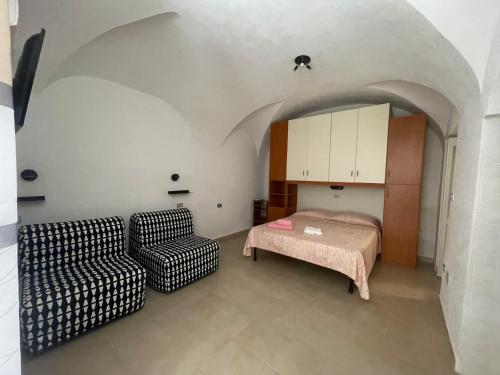 ein Wohnzimmer mit einem Sofa und einem Tisch in der Unterkunft Dimora Nel Borgo in Vieste