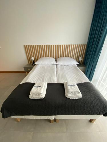 1 dormitorio con 1 cama con 2 toallas en Maya's Flats & Resorts 41 - Walowa 25 F 25, en Gdansk