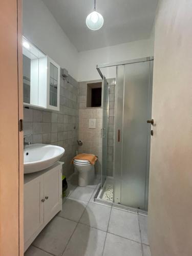 bagno con doccia, lavandino e servizi igienici di Villa Paola a Vieste