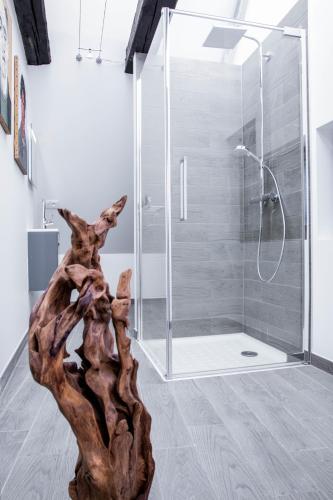 La salle de bains est pourvue d'une douche et d'une sculpture d'arbre en stuc. dans l'établissement App'Art - Le A, à Kaysersberg