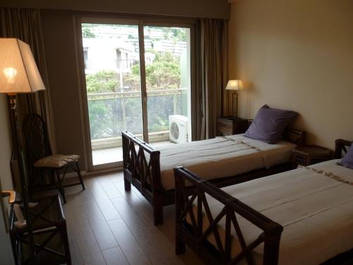 une chambre d'hôtel avec deux lits et une fenêtre dans l'établissement Karolina Properties - Ascot Appartement, à Cannes