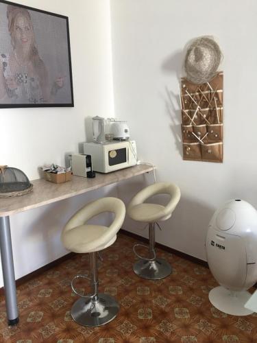 リーパリにあるCasa vacanza Lipariの椅子2脚、テーブル、マシン付