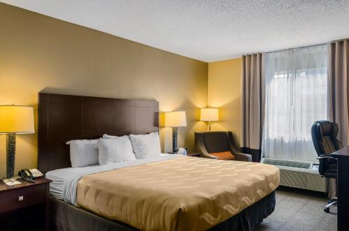 Quality Inn Rustonにあるベッド
