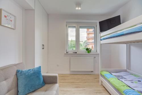 1 dormitorio con litera y sofá en Apartament Ola, en Krynica-Zdrój