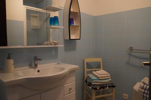 La salle de bains est pourvue d'un lavabo et d'un miroir. dans l'établissement Le Moulin de Fillièvres, à Fillièvres