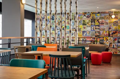 une salle à manger avec des tables et des chaises colorées dans l'établissement hotelF1 Toulon Est La Valette, à La Valette-du-Var