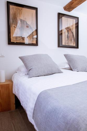 - 2 lits dans une chambre avec 2 photos sur le mur dans l'établissement App'Art - Le R, à Kaysersberg