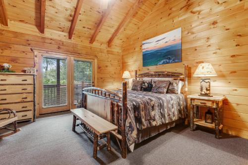 una camera con un letto in una baita di tronchi di Sweet Retreat a Sugar Mountain