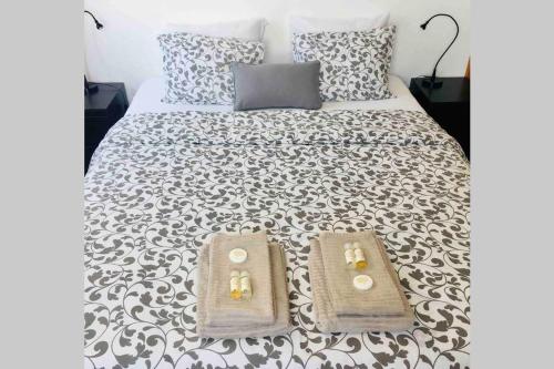 ein Schlafzimmer mit einem Bett mit zwei Handtüchern darauf in der Unterkunft Apartamento Vista do Mar B in Ribeira Quente