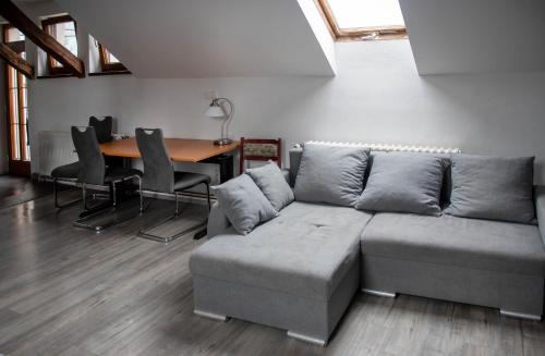 sala de estar con sofá y mesa en V sadu en Lysá nad Labem
