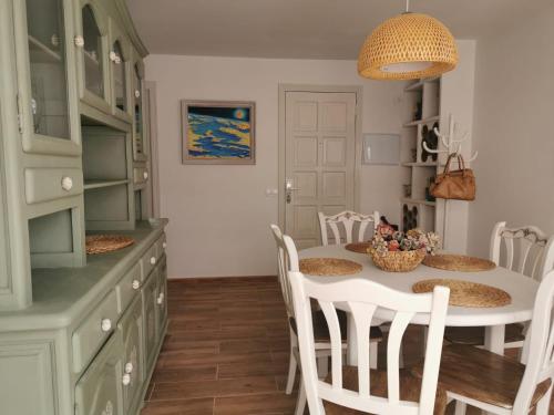 uma cozinha com uma mesa e cadeiras numa cozinha em Piso restaurado en Santa Cruz de La Palma em Santa Cruz de la Palma