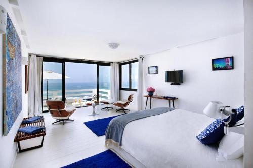 a bedroom with a bed and a view of the ocean at Vila Bea in Moulay Bousselham