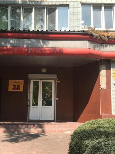 基辅Апартаменты Ботанический Сад的一座有门和标志的建筑