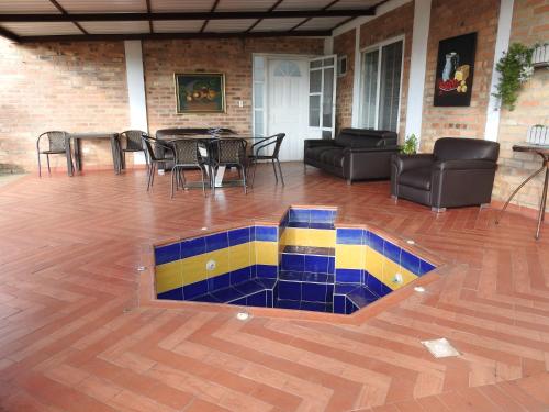 a mosaic floor in a room with a table and chairs at Suites campestres Lodge con Jacuzzi in Calibío