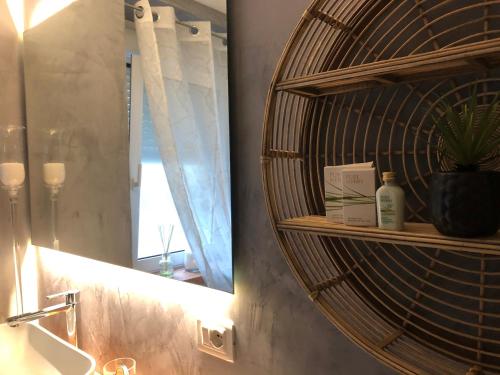 La salle de bains est pourvue d'un miroir, d'un lavabo et d'un miroir. dans l'établissement Sweet home, à Costermano