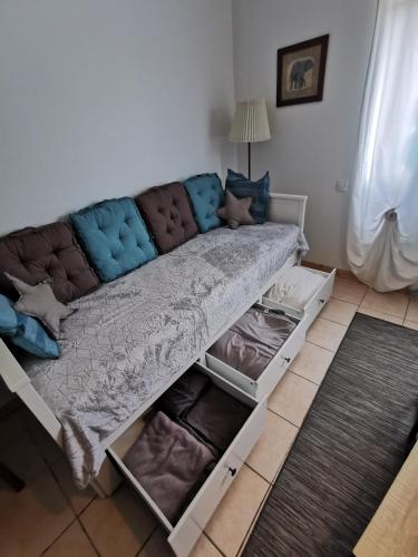 - un canapé dans un salon avec des tiroirs ouverts dans l'établissement STUDIO 2 étoiles Rénové Proche des THERMES, à Lamalou-les-Bains