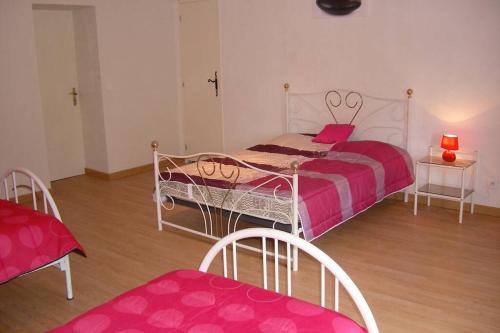 a bedroom with two beds and two chairs at Maison-Ville, Plages, commerces, parc à pied, wifi, stationnement gratuit à Vaux in Vaux-sur-Mer