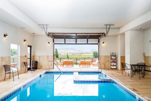una piscina en una casa con vistas a las montañas en Red Sands Hotel, en Torrey