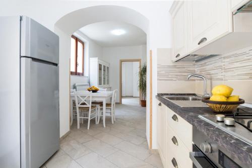kuchnia z białą lodówką i stołem w obiekcie casa vacanza Rosy di Guida Rosy w mieście Giungano