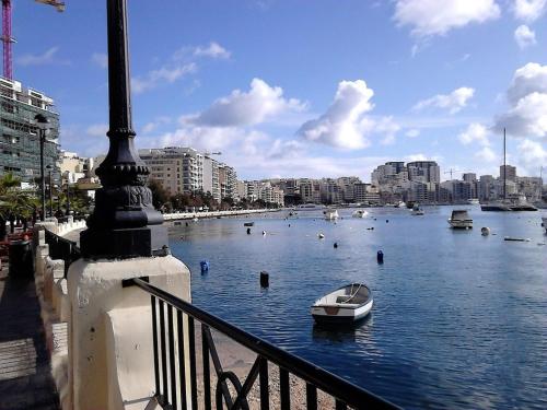 Gallery image of Central Modern Apartment in Il-Gżira