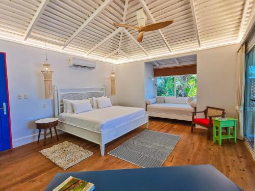 Schlafzimmer mit einem Bett und einem Deckenventilator in der Unterkunft Tortuga Lodge & Gardens by Böëna in Tortuguero