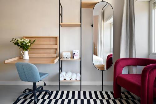 ein Wohnzimmer mit einem Stuhl und einem Spiegel in der Unterkunft numa I Script in Madrid