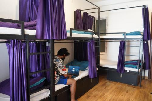 Palanda nebo palandy na pokoji v ubytování Joey's Hostel Rishikesh