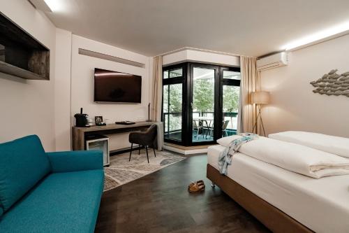イゼンビュッテルにあるSeehotel am Tankumseeのベッドとデスクが備わるホテルルームです。
