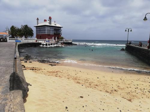 Respira el mar desde tu terraza y sientete en paz.